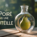 poire dans une bouteille sur une table en bois, lumière dorée