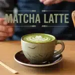 matcha latte avec mousse onctueuse et fouet en bambou