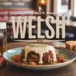 Plat de Welsh avec bière ambrée et pain grillé en brasserie nordiste