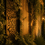 idee pour cacher un mur exterieur avec vegetation et panneaux decoratifs
