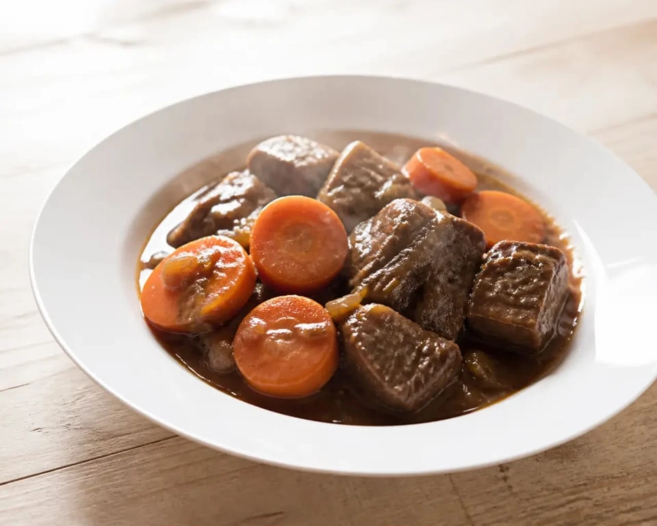 Boeuf au cidre normandie mijoté en cocotte avec carottes fondantes et sauce brune